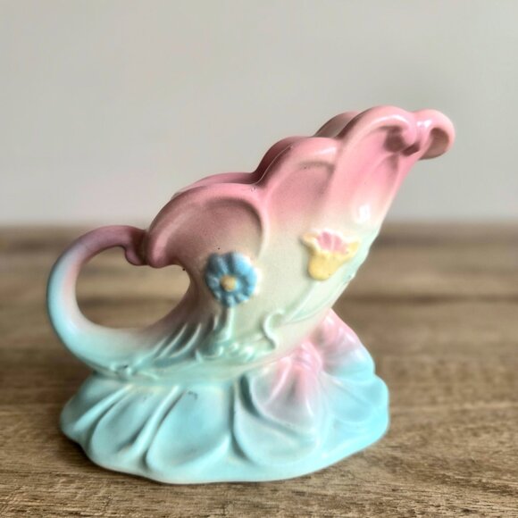 Vintage midcentury Hull pottery cornucopia candleholder. - Picture 2 of 8